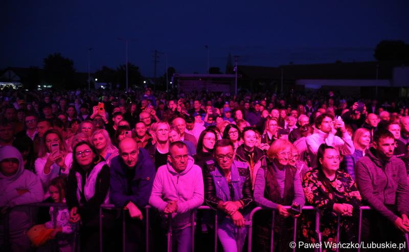 Publiczność na koncercie Kayah podczas VIII Winobrania na Winnicy Samorządowej w Zaborze