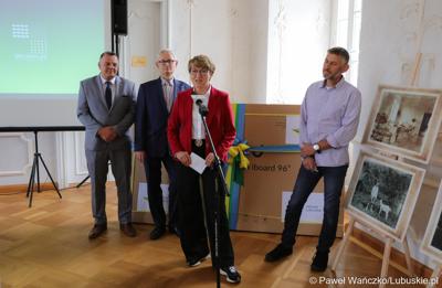 Marszałek województwa lubuskiego Elżbieta Anna Polak przemawia podczas konferencji prasowej w pałacu w Zaborze. Z tyłu stoją (od lewej): wójt gminy Zabór Robert Sidoruk, dyrektor Centrum Leczenia Dzieci i Młodzieży w Zaborze Andrzej Żywień oraz architekt krajobrazu Paweł Stankiewicz.