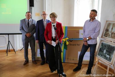 Marszałek województwa lubuskiego Elżbieta Anna Polak przemawia podczas konferencji prasowej w pałacu w Zaborze. Z tyłu stoją (od lewej): wójt gminy Zabór Robert Sidoruk, dyrektor Centrum Leczenia Dzieci i Młodzieży w Zaborze Andrzej Żywień oraz architekt krajobrazu Paweł Stankiewicz.