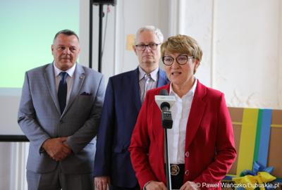 Marszałek województwa lubuskiego Elżbieta Anna Polak przemawia podczas konferencji prasowej w pałacu w Zaborze. Z tyłu stoją (od lewej): wójt gminy Zabór Robert Sidoruk oraz dyrektor Centrum Leczenia Dzieci i Młodzieży w Zaborze Andrzej Żywień.