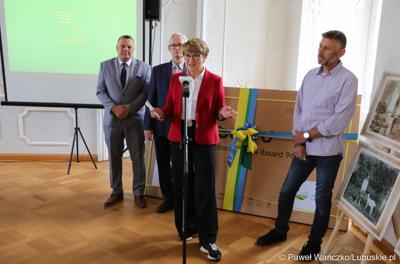 Marszałek województwa lubuskiego Elżbieta Anna Polak przemawia podczas konferencji prasowej w pałacu w Zaborze. Z tyłu stoją (od lewej): wójt gminy Zabór Robert Sidoruk, dyrektor Centrum Leczenia Dzieci i Młodzieży w Zaborze Andrzej Żywień oraz architekt krajobrazu Paweł Stankiewicz.