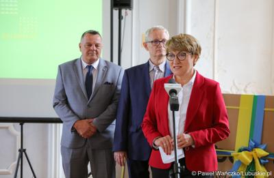 Marszałek województwa lubuskiego Elżbieta Anna Polak przemawia podczas konferencji prasowej w pałacu w Zaborze. Z tyłu stoją (od lewej): wójt gminy Zabór Robert Sidoruk oraz dyrektor Centrum Leczenia Dzieci i Młodzieży w Zaborze Andrzej Żywień.