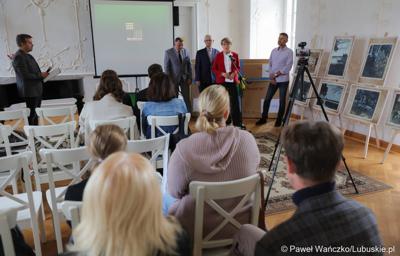 Uczestnicy konferencji prasowej w pałacu w Zaborze