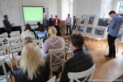 Uczestnicy konferencji prasowej w pałacu w Zaborze