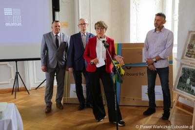 Marszałek województwa lubuskiego Elżbieta Anna Polak przemawia podczas konferencji prasowej w pałacu w Zaborze. Z tyłu stoją (od lewej): wójt gminy Zabór Robert Sidoruk, dyrektor Centrum Leczenia Dzieci i Młodzieży w Zaborze Andrzej Żywień oraz architekt krajobrazu Paweł Stankiewicz.