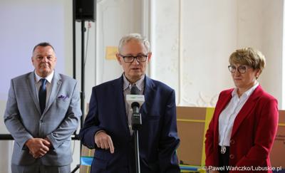 Dyrektor Centrum Leczenia Dzieci i Młodzieży w Zaborze Andrzej Żywień przemawia podczas konferencji prasowej w pałacu w Zaborze. Z tyłu stoją wójt gminy Zabór Robert Sidoruk oraz Marszałek województwa lubuskiego Elżbieta Anna Polak.