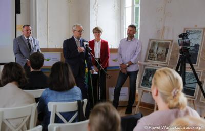 Dyrektor Centrum Leczenia Dzieci i Młodzieży w Zaborze Andrzej Żywień przemawia podczas konferencji prasowej w pałacu w Zaborze