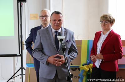 Wójt gminy Zabór Robert Sidoruk przemawia podczas konferencji prasowej w pałacu w Zaborze. Z tyłu stoją: dyrektor Centrum Leczenia Dzieci i Młodzieży w Zaborze Andrzej Żywień oraz Marszałek województwa lubuskiego Elżbieta Anna Polak.