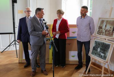 Wójt gminy Zabór Robert Sidoruk przemawia podczas konferencji prasowej w pałacu w Zaborze. Z tyłu stoją (od lewej): dyrektor Centrum Leczenia Dzieci i Młodzieży w Zaborze Andrzej Żywień, Marszałek województwa lubuskiego Elżbieta Anna Polak oraz architekt krajobrazu Paweł Stankiewicz.
