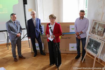 Marszałek województwa lubuskiego Elżbieta Anna Polak przemawia podczas konferencji prasowej w pałacu w Zaborze. Z tyłu stoją (od lewej): wójt gminy Zabór Robert Sidoruk, dyrektor Centrum Leczenia Dzieci i Młodzieży w Zaborze Andrzej Żywień oraz architekt krajobrazu Paweł Stankiewicz.