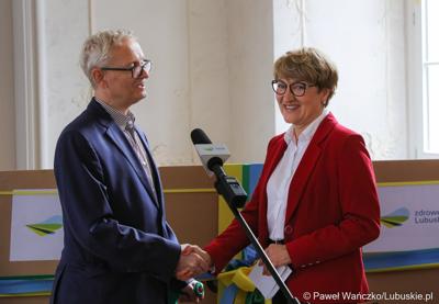 Dyrektor Centrum Leczenia Dzieci i Młodzieży w Zaborze Andrzej Żywień oraz Marszałek województwa lubuskiego Elżbieta Anna Polak.