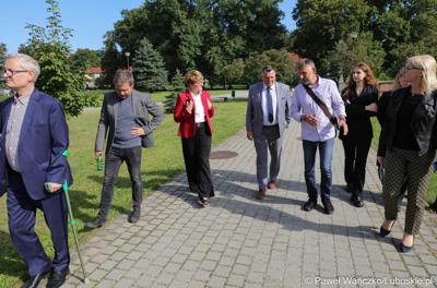 Marszałek Elżbieta Anna Polak (w czerwonym żakiecie), wraz z uczestnikami konferencji, obok pałacu w Zaborze