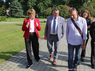 Marszałek Elżbieta Anna Polak (w czerwonym żakiecie), wraz z uczestnikami konferencji, obok pałacu w Zaborze