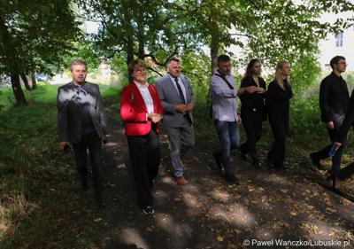Marszałek Elżbieta Anna Polak (w czerwonym żakiecie), wraz z uczestnikami konferencji, odwiedza zabytkowy park w Zaborze, który zostanie zrewitalizowany 