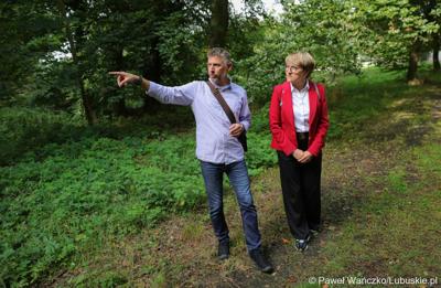 Marszałek Elżbieta Anna Polak oraz architekt krajobrazu Paweł Stankiewicz w zabytkowym park w Zaborze