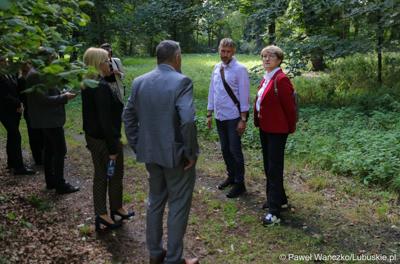 Marszałek Elżbieta Anna Polak (w czerwonym żakiecie), wraz z uczestnikami konferencji, odwiedza zabytkowy park w Zaborze, który zostanie zrewitalizowany 