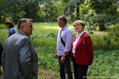 Marszałek Elżbieta Anna Polak (w czerwonym żakiecie), wraz z uczestnikami konferencji, odwiedza zabytkowy park w Zaborze, który zostanie zrewitalizowany 