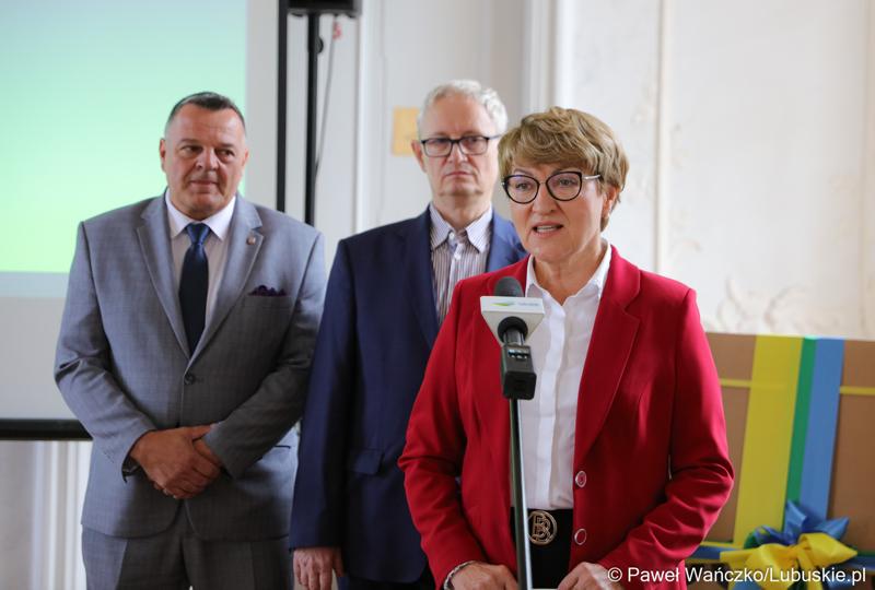 Marszałek województwa lubuskiego Elżbieta Anna Polak przemawia podczas konferencji prasowej w pałacu w Zaborze. Z tyłu stoją (od lewej): wójt gminy Zabór Robert Sidoruk oraz dyrektor Centrum Leczenia Dzieci i Młodzieży w Zaborze Andrzej Żywień.