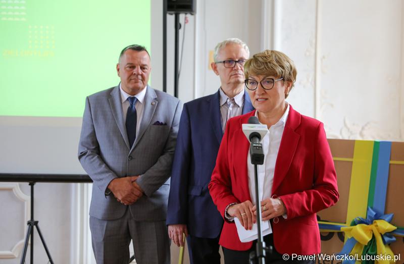 Marszałek województwa lubuskiego Elżbieta Anna Polak przemawia podczas konferencji prasowej w pałacu w Zaborze. Z tyłu stoją (od lewej): wójt gminy Zabór Robert Sidoruk oraz dyrektor Centrum Leczenia Dzieci i Młodzieży w Zaborze Andrzej Żywień.