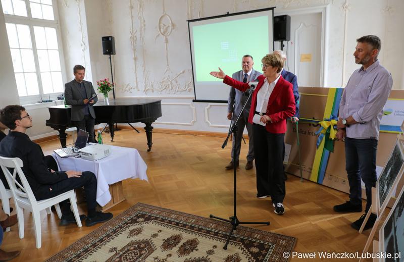 Marszałek województwa lubuskiego Elżbieta Anna Polak przemawia podczas konferencji prasowej w pałacu w Zaborze