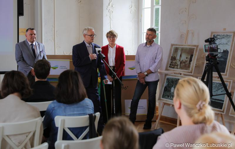Dyrektor Centrum Leczenia Dzieci i Młodzieży w Zaborze Andrzej Żywień przemawia podczas konferencji prasowej w pałacu w Zaborze