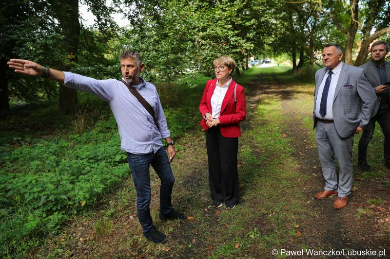 Marszałek Elżbieta Anna Polak (w czerwonym żakiecie), wraz z uczestnikami konferencji, odwiedza zabytkowy park w Zaborze, który zostanie zrewitalizowany