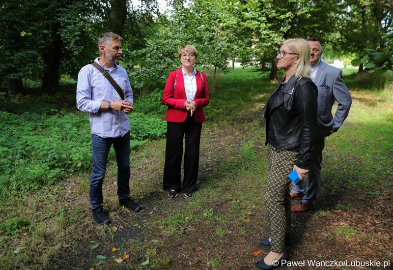 Marszałek Elżbieta Anna Polak (w czerwonym żakiecie), wraz z uczestnikami konferencji, odwiedza zabytkowy park w Zaborze, który zostanie zrewitalizowany