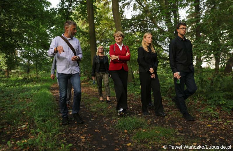 Marszałek Elżbieta Anna Polak (w czerwonym żakiecie), wraz z uczestnikami konferencji, odwiedza zabytkowy park w Zaborze, który zostanie zrewitalizowany
