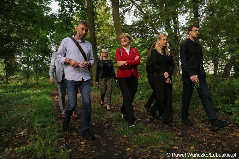 Marszałek Elżbieta Anna Polak (w czerwonym żakiecie), wraz z uczestnikami konferencji, odwiedza zabytkowy park w Zaborze, który zostanie zrewitalizowany