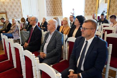 25 września 2023 r. Pałac Książęcy w Żaganiu. Laureaci i nominowani z powiatu żagańskiego w konkursie „Fundusze Europejskie warte zachodu”. Laury wręczali członek Zarządu Województwa Lubuskiego Marcin Jabłoński i poseł Waldemar Sługocki