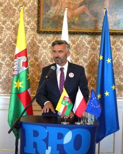 25 września 2023 r. Pałac Książęcy w Żaganiu. Laureaci i nominowani z powiatu żagańskiego w konkursie „Fundusze Europejskie warte zachodu”. Laury wręczali członek Zarządu Województwa Lubuskiego Marcin Jabłoński i poseł Waldemar Sługocki