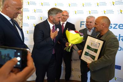 25 września 2023 r. Pałac Książęcy w Żaganiu. Laureaci i nominowani z powiatu żagańskiego w konkursie „Fundusze Europejskie warte zachodu”. Laury wręczali członek Zarządu Województwa Lubuskiego Marcin Jabłoński i poseł Waldemar Sługocki