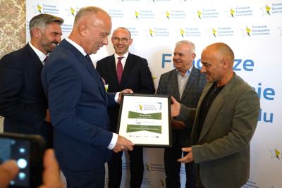 25 września 2023 r. Pałac Książęcy w Żaganiu. Laureaci i nominowani z powiatu żagańskiego w konkursie „Fundusze Europejskie warte zachodu”. Laury wręczali członek Zarządu Województwa Lubuskiego Marcin Jabłoński i poseł Waldemar Sługocki