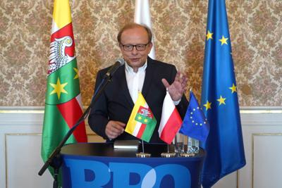25 września 2023 r. Pałac Książęcy w Żaganiu. Laureaci i nominowani z powiatu żagańskiego w konkursie „Fundusze Europejskie warte zachodu”. Laury wręczali członek Zarządu Województwa Lubuskiego Marcin Jabłoński i poseł Waldemar Sługocki