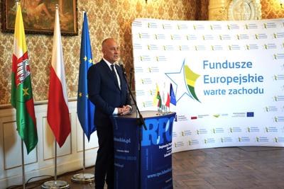 25 września 2023 r. Pałac Książęcy w Żaganiu. Laureaci i nominowani z powiatu żagańskiego w konkursie „Fundusze Europejskie warte zachodu”. Laury wręczali członek Zarządu Województwa Lubuskiego Marcin Jabłoński i poseł Waldemar Sługocki