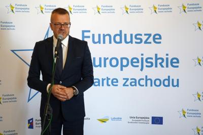 25 września 2023 r. Pałac Książęcy w Żaganiu. Laureaci i nominowani z powiatu żagańskiego w konkursie „Fundusze Europejskie warte zachodu”. Laury wręczali członek Zarządu Województwa Lubuskiego Marcin Jabłoński i poseł Waldemar Sługocki