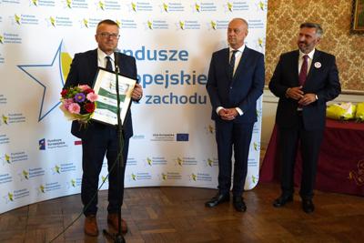 25 września 2023 r. Pałac Książęcy w Żaganiu. Laureaci i nominowani z powiatu żagańskiego w konkursie „Fundusze Europejskie warte zachodu”. Laury wręczali członek Zarządu Województwa Lubuskiego Marcin Jabłoński i poseł Waldemar Sługocki