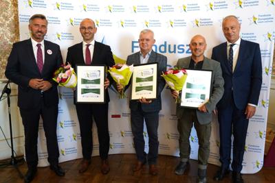 25 września 2023 r. Pałac Książęcy w Żaganiu. Laureaci i nominowani z powiatu żagańskiego w konkursie „Fundusze Europejskie warte zachodu”. Laury wręczali członek Zarządu Województwa Lubuskiego Marcin Jabłoński i poseł Waldemar Sługocki