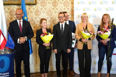 25 września 2023 r. Pałac Książęcy w Żaganiu. Laureaci i nominowani z powiatu żagańskiego w konkursie „Fundusze Europejskie warte zachodu”. Laury wręczali członek Zarządu Województwa Lubuskiego Marcin Jabłoński i poseł Waldemar Sługocki