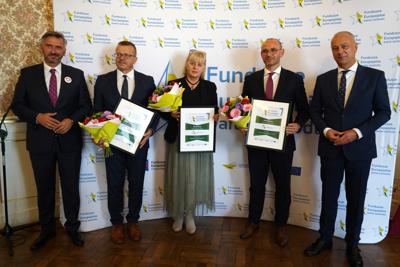 25 września 2023 r. Pałac Książęcy w Żaganiu. Laureaci i nominowani z powiatu żagańskiego w konkursie „Fundusze Europejskie warte zachodu”. Laury wręczali członek Zarządu Województwa Lubuskiego Marcin Jabłoński i poseł Waldemar Sługocki