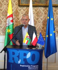 25 września 2023 r. Pałac Książęcy w Żaganiu. Laureaci i nominowani z powiatu żagańskiego w konkursie „Fundusze Europejskie warte zachodu”. Laury wręczali członek Zarządu Województwa Lubuskiego Marcin Jabłoński i poseł Waldemar Sługocki