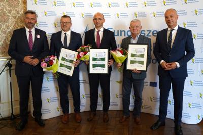 25 września 2023 r. Pałac Książęcy w Żaganiu. Laureaci i nominowani z powiatu żagańskiego w konkursie „Fundusze Europejskie warte zachodu”. Laury wręczali członek Zarządu Województwa Lubuskiego Marcin Jabłoński i poseł Waldemar Sługocki