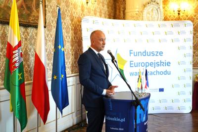 25 września 2023 r. Pałac Książęcy w Żaganiu. Laureaci i nominowani z powiatu żagańskiego w konkursie „Fundusze Europejskie warte zachodu”. Laury wręczali członek Zarządu Województwa Lubuskiego Marcin Jabłoński i poseł Waldemar Sługocki