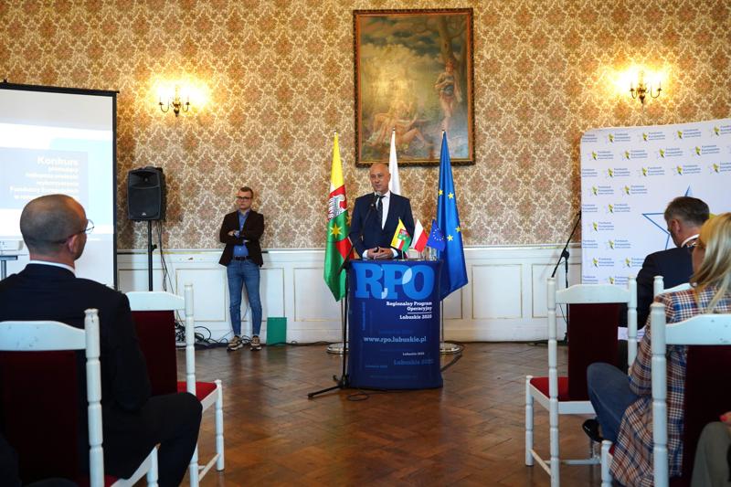 25 września 2023 r. Pałac Książęcy w Żaganiu. Laureaci i nominowani z powiatu żagańskiego w konkursie „Fundusze Europejskie warte zachodu”. Laury wręczali członek Zarządu Województwa Lubuskiego Marcin Jabłoński i poseł Waldemar Sługocki