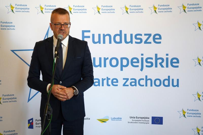 25 września 2023 r. Pałac Książęcy w Żaganiu. Laureaci i nominowani z powiatu żagańskiego w konkursie „Fundusze Europejskie warte zachodu”. Laury wręczali członek Zarządu Województwa Lubuskiego Marcin Jabłoński i poseł Waldemar Sługocki