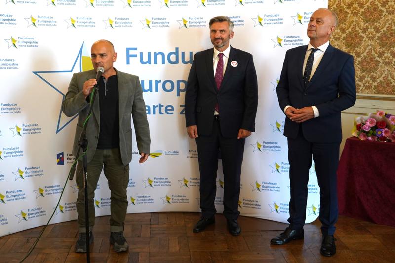 25 września 2023 r. Pałac Książęcy w Żaganiu. Laureaci i nominowani z powiatu żagańskiego w konkursie „Fundusze Europejskie warte zachodu”. Laury wręczali członek Zarządu Województwa Lubuskiego Marcin Jabłoński i poseł Waldemar Sługocki