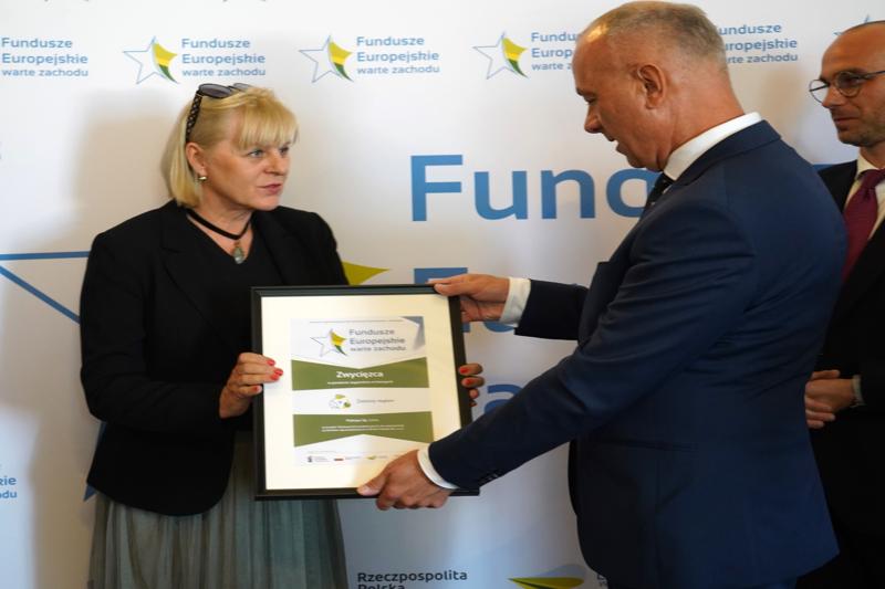 25 września 2023 r. Pałac Książęcy w Żaganiu. Laureaci i nominowani z powiatu żagańskiego w konkursie „Fundusze Europejskie warte zachodu”. Laury wręczali członek Zarządu Województwa Lubuskiego Marcin Jabłoński i poseł Waldemar Sługocki