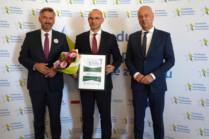 25 września 2023 r. Pałac Książęcy w Żaganiu. Laureaci i nominowani z powiatu żagańskiego w konkursie „Fundusze Europejskie warte zachodu”. Laury wręczali członek Zarządu Województwa Lubuskiego Marcin Jabłoński i poseł Waldemar Sługocki