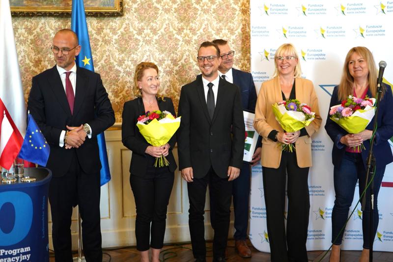 25 września 2023 r. Pałac Książęcy w Żaganiu. Laureaci i nominowani z powiatu żagańskiego w konkursie „Fundusze Europejskie warte zachodu”. Laury wręczali członek Zarządu Województwa Lubuskiego Marcin Jabłoński i poseł Waldemar Sługocki