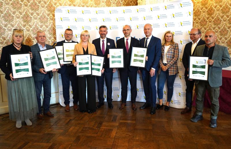 25 września 2023 r. Pałac Książęcy w Żaganiu. Laureaci i nominowani z powiatu żagańskiego w konkursie „Fundusze Europejskie warte zachodu”. Laury wręczali członek Zarządu Województwa Lubuskiego Marcin Jabłoński i poseł Waldemar Sługocki